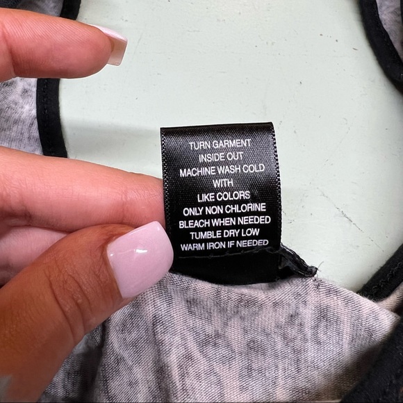 Wet Seal Leopard Print Scoop Neck Crop Top - Picture 5 of 5